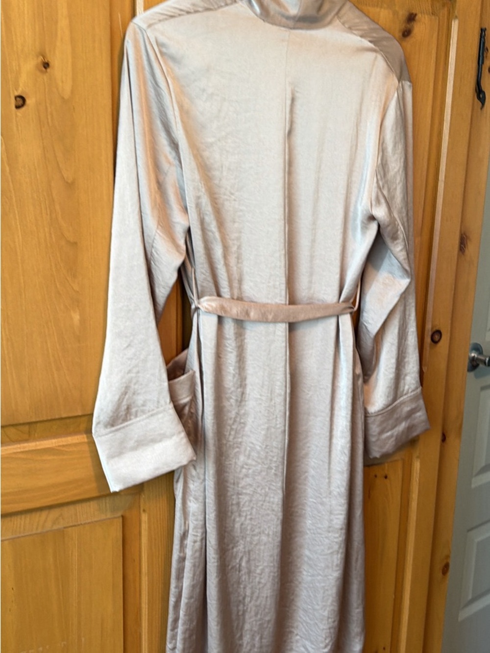 Aritzia Little Moon Women's Light Cream Satin Robe with Belt and Pockets - Picture 5 of 6